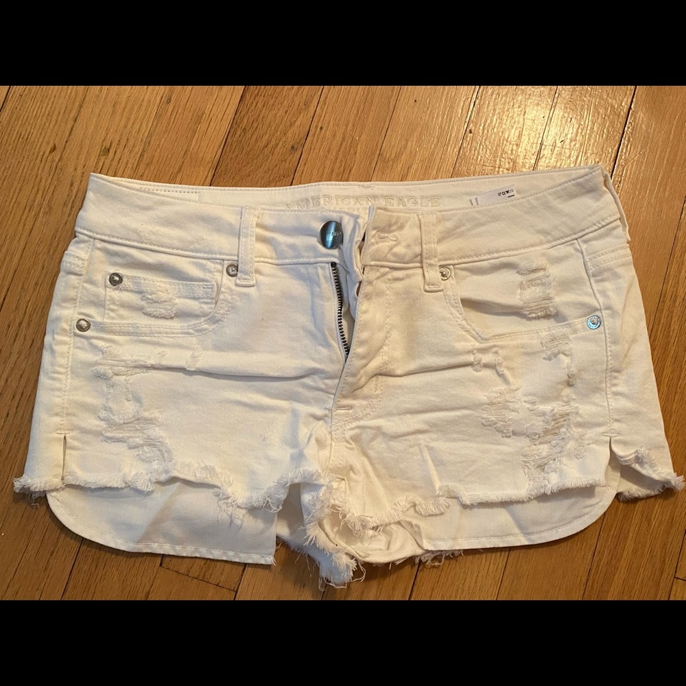 American Eagle super super stretch white denim shorts, size 6.